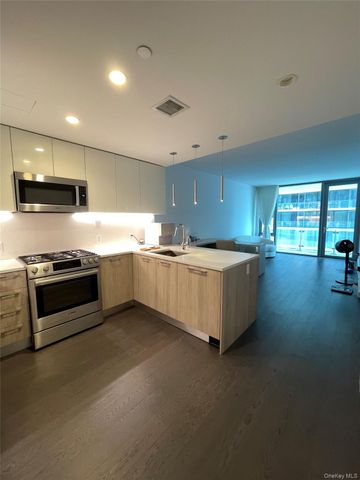 131-05 40th Road 15M, Flushing, NY 11354