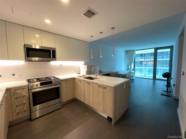 131-05 40th Road 15M, Flushing, NY 11354