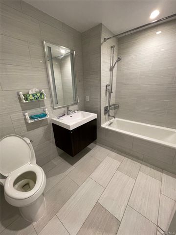 131-05 40th Road 15M, Flushing, NY 11354