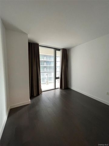 131-05 40th Road 15M, Flushing, NY 11354