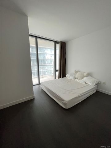 131-05 40th Road 15M, Flushing, NY 11354