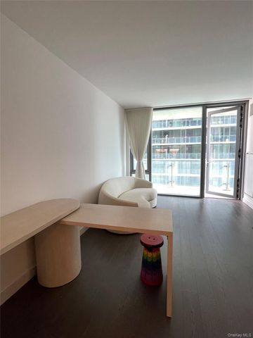 131-05 40th Road 15M, Flushing, NY 11354