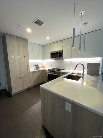 131-05 40th Road 15M, Flushing, NY 11354