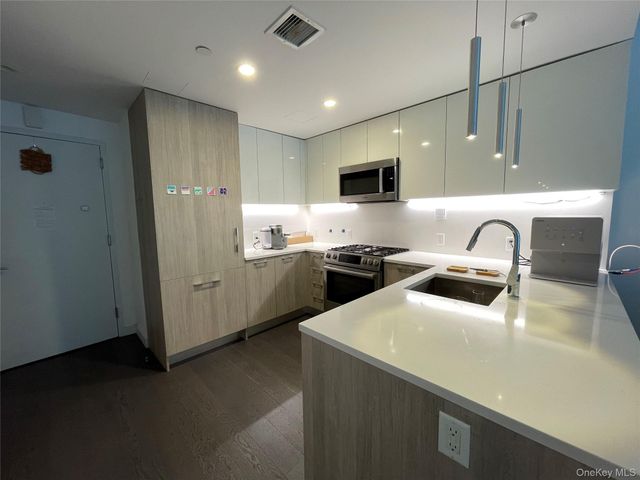 131-05 40th Road 15M, Flushing, NY 11354