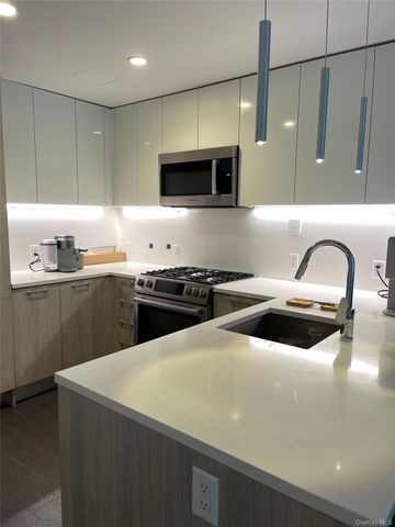 131-05 40th Road 15M, Flushing, NY 11354