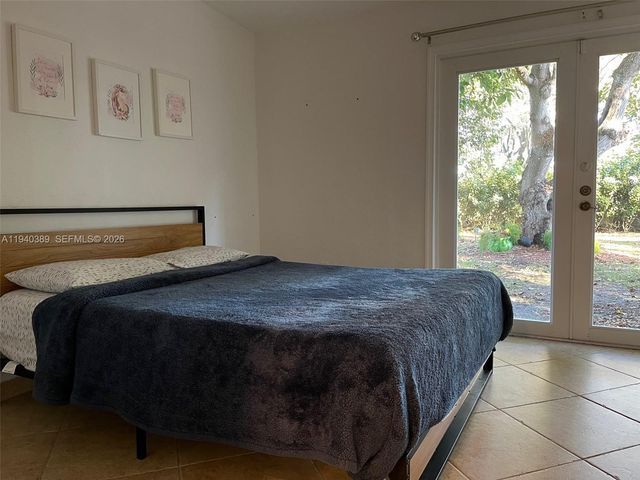 7975 Sunset Dr, Miami, FL 33143