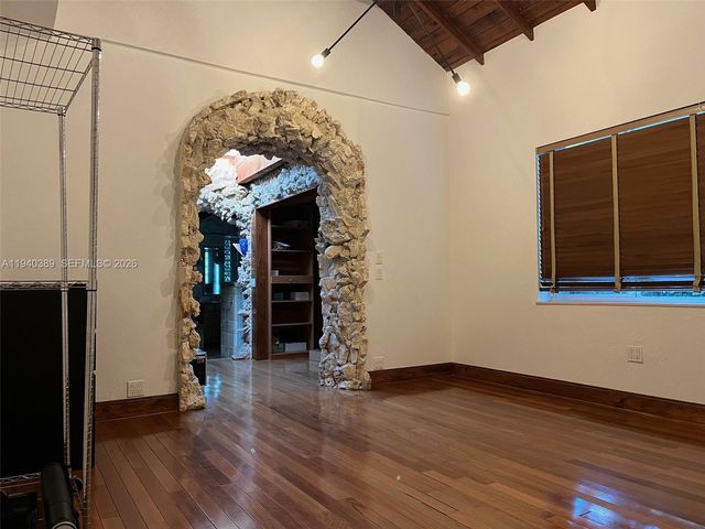 7975 Sunset Dr, Miami, FL 33143