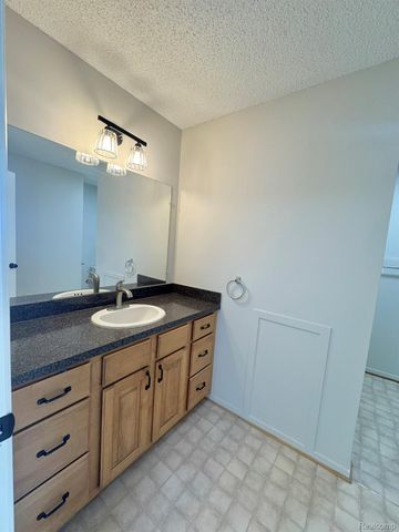 4956 Oak Hill Drive 78, Waterford Charter Township, MI 48329