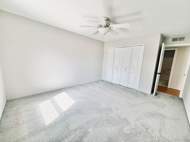 4956 Oak Hill Drive 78, Waterford Charter Township, MI 48329
