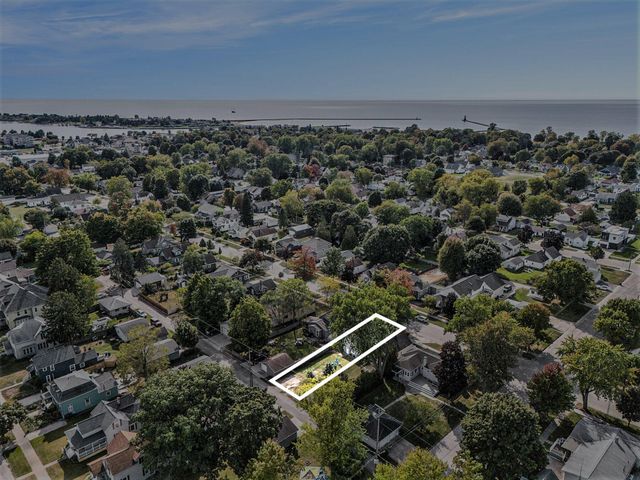 420 N ROBERT Street, Ludington, MI 49431