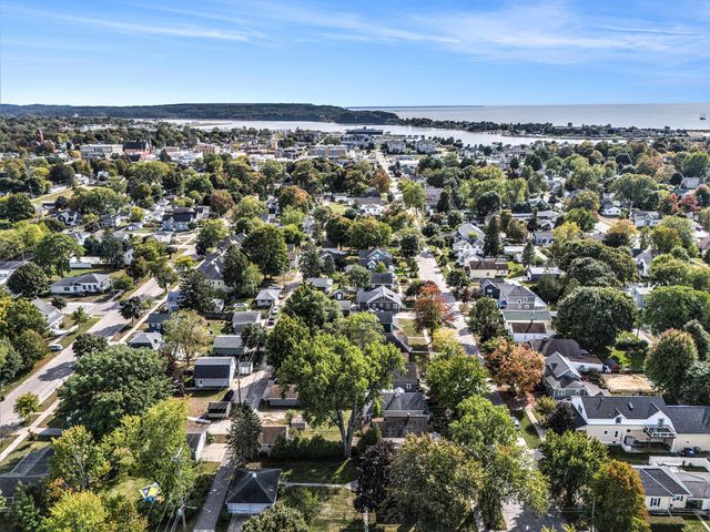 420 N ROBERT Street, Ludington, MI 49431