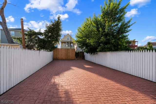 136 Smith St, Elizabeth City, NJ 07201