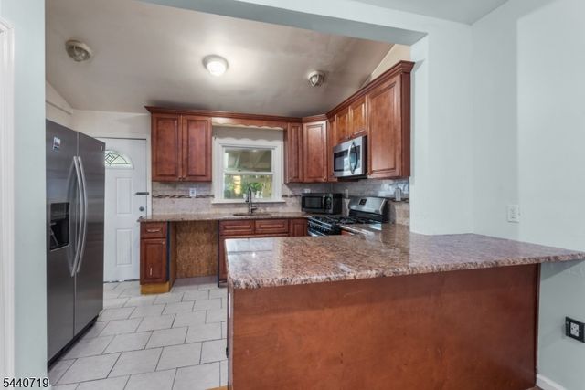 136 Smith St, Elizabeth City, NJ 07201