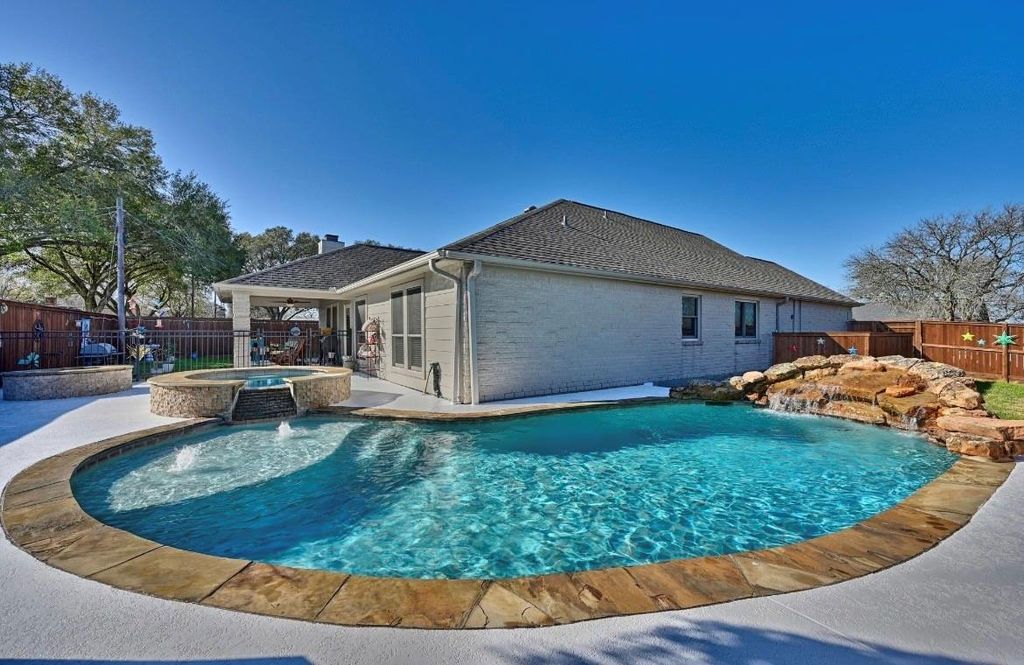 306 Matula Avenue, Schulenburg, TX 78956