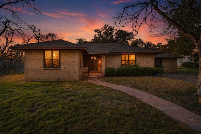 927 E Walnut ST, La Grange, TX 78945