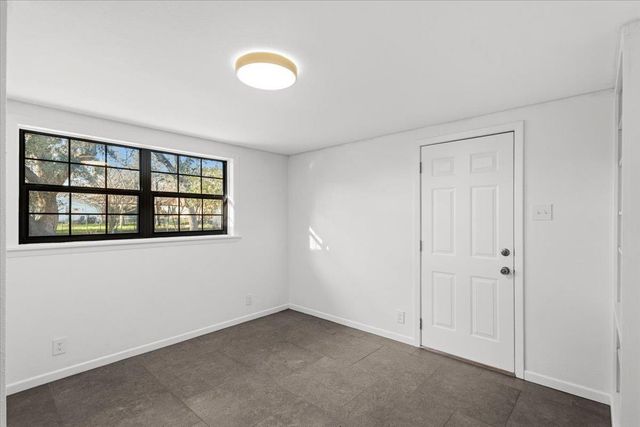 927 E Walnut ST, La Grange, TX 78945