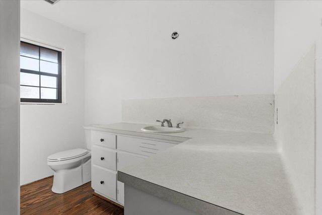 927 E Walnut ST, La Grange, TX 78945