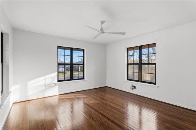 927 E Walnut ST, La Grange, TX 78945