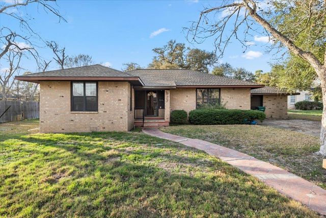 927 E Walnut ST, La Grange, TX 78945