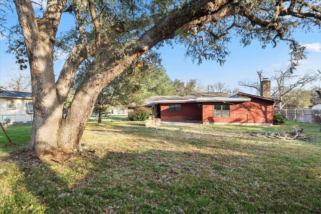 927 E Walnut ST, La Grange, TX 78945