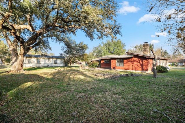 927 E Walnut ST, La Grange, TX 78945