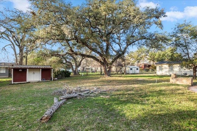 927 E Walnut ST, La Grange, TX 78945