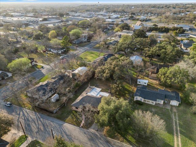 927 E Walnut ST, La Grange, TX 78945