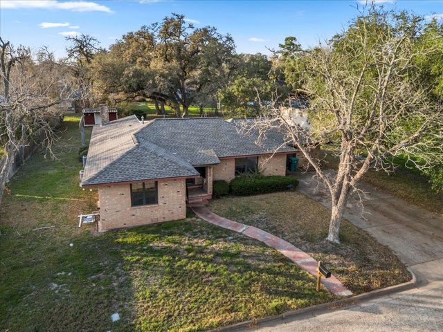 927 E Walnut ST, La Grange, TX 78945