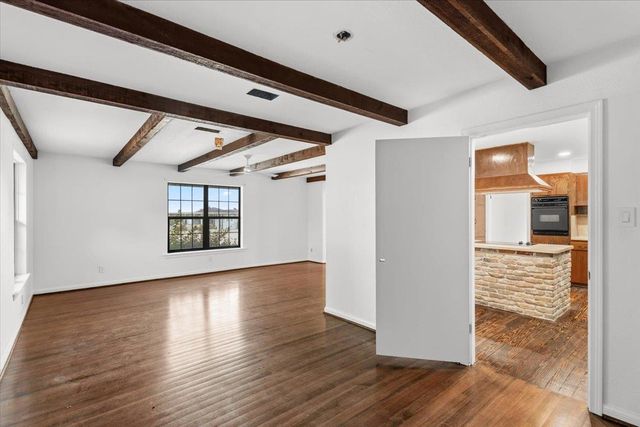 927 E Walnut ST, La Grange, TX 78945