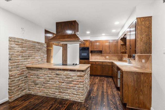 927 E Walnut ST, La Grange, TX 78945