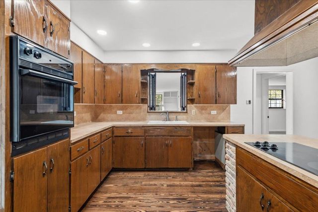 927 E Walnut ST, La Grange, TX 78945