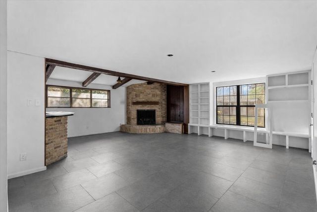 927 E Walnut ST, La Grange, TX 78945