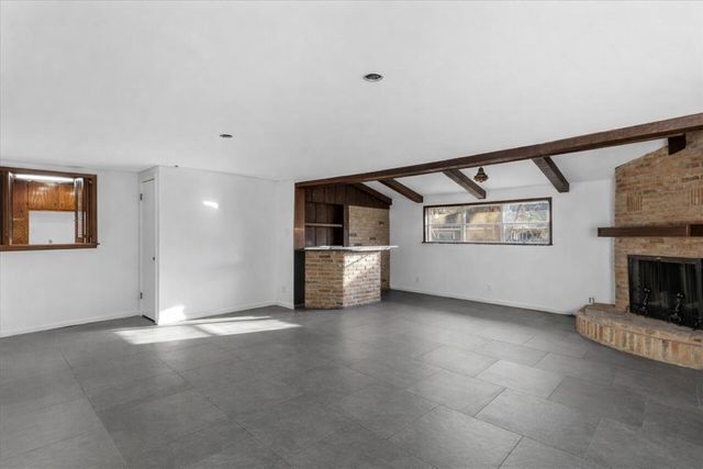 927 E Walnut ST, La Grange, TX 78945