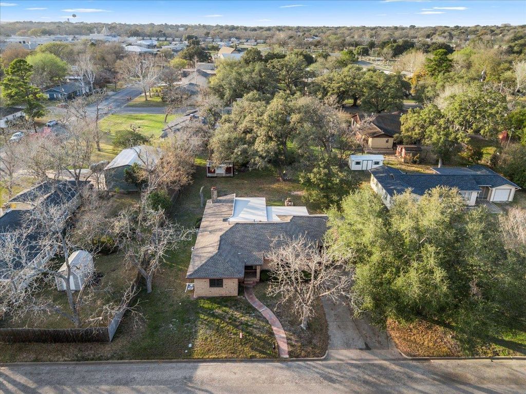 927 E Walnut ST, La Grange, TX 78945