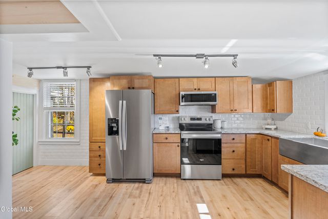 33 White Church Lane, Troy, NY 12180