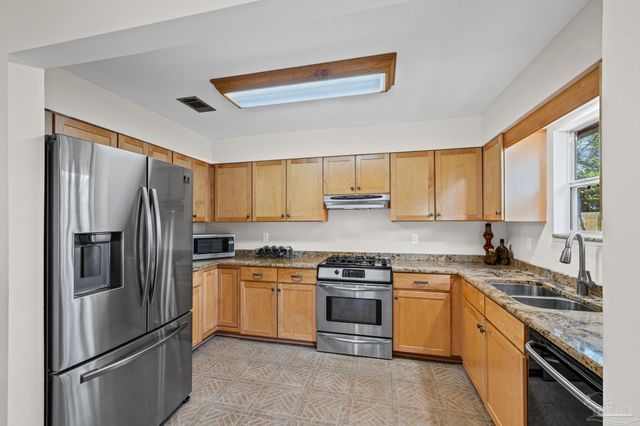 2176 Calle De Cantabria, Navarre, FL 32566