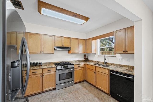 2176 Calle De Cantabria, Navarre, FL 32566