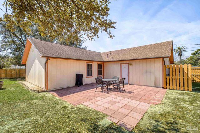 2176 Calle De Cantabria, Navarre, FL 32566