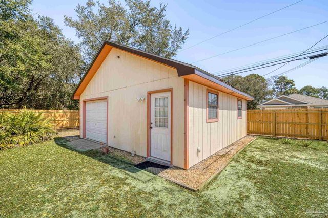 2176 Calle De Cantabria, Navarre, FL 32566