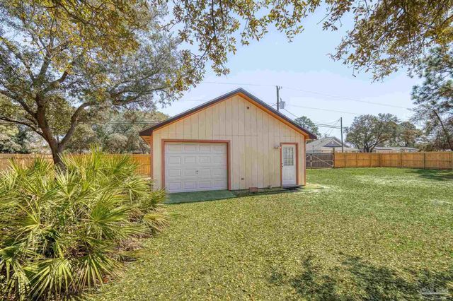 2176 Calle De Cantabria, Navarre, FL 32566