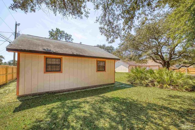 2176 Calle De Cantabria, Navarre, FL 32566
