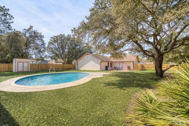 2176 Calle De Cantabria, Navarre, FL 32566