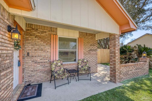 2176 Calle De Cantabria, Navarre, FL 32566