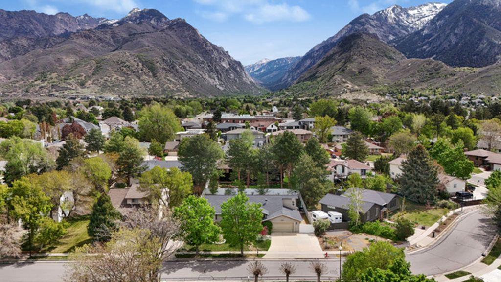 Image 4 of property listing at 9763 S CHYLENE DR, Sandy, UT 84092