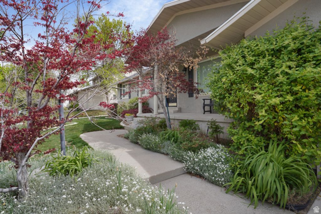 Image 5 of property listing at 9763 S CHYLENE DR, Sandy, UT 84092