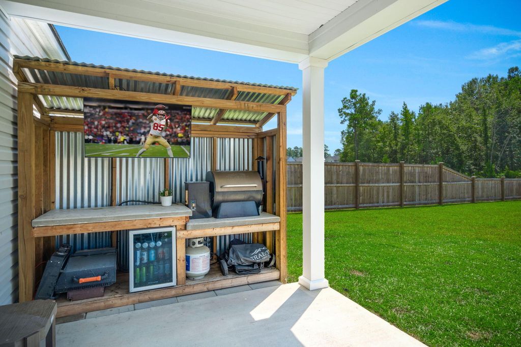 Image 2 of property listing at 185 Lucky Day Drive, Summerville, SC 29486