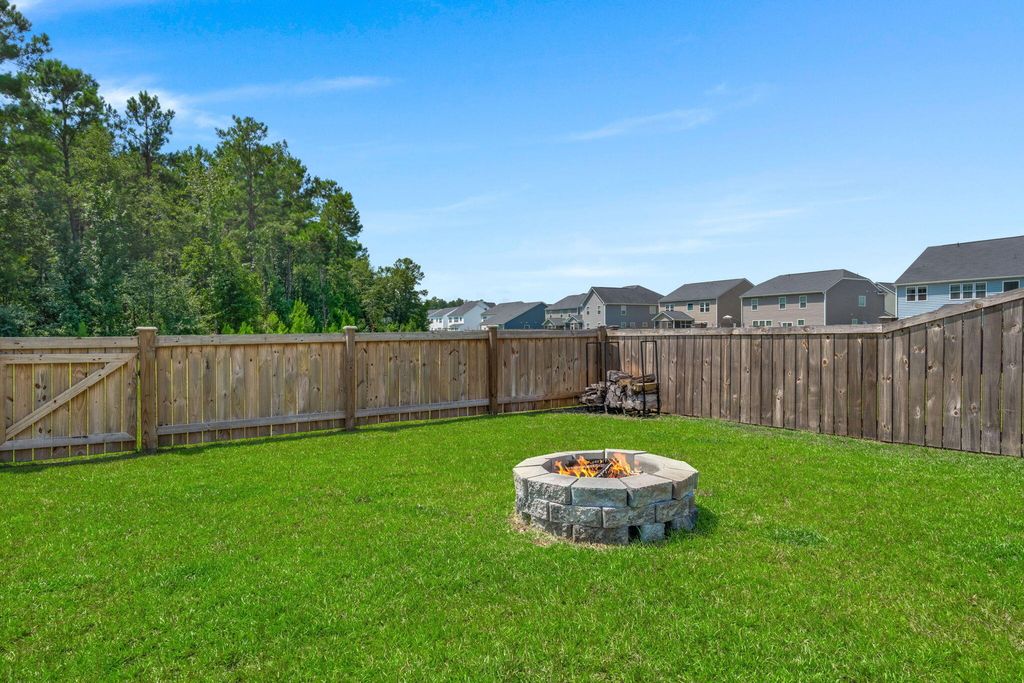 Image 4 of property listing at 185 Lucky Day Drive, Summerville, SC 29486