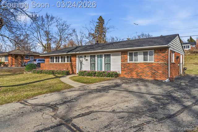 716 Joyceil Drive, Waterford, MI 48328