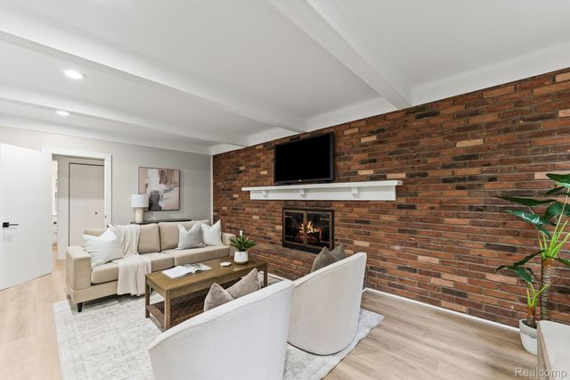 2185 Brenthaven Drive, Bloomfield Charter Township, MI 48304