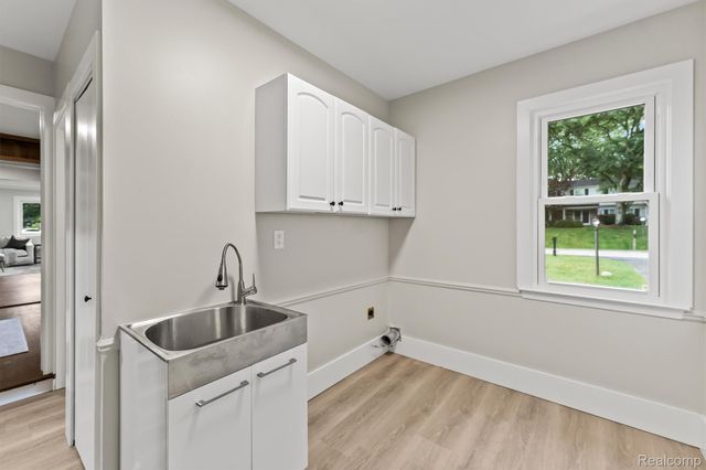 2185 Brenthaven Drive, Bloomfield Charter Township, MI 48304